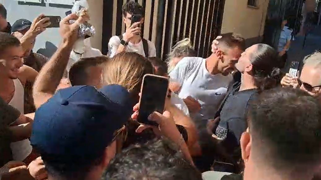 Lirohen protestuesit e arrestuar te enjten, priten me ovacione jashte komisariatit