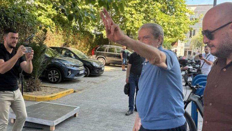 Berisha paraqitet sërish në SPAK, zbaton masën e sigurisë dhe pritet nga mbështetësit