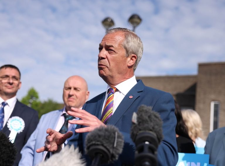 Nigel Farage lë mandatin dhe rikandidon në Clacton, nën hijen e dy hetimeve parlamentare