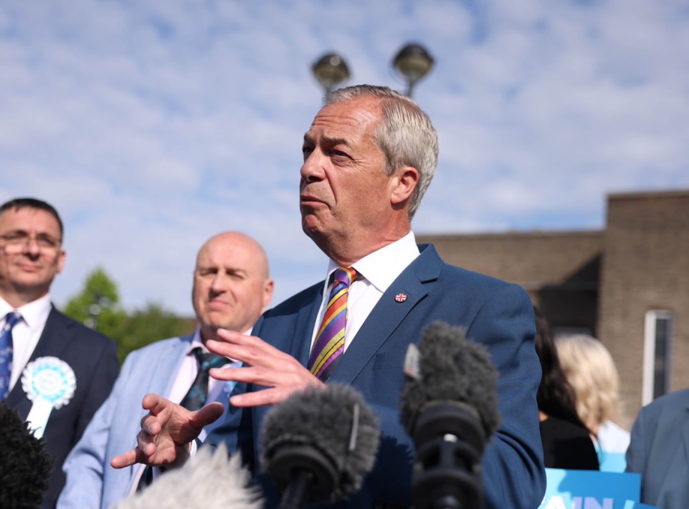 Nigel Farage lë mandatin dhe rikandidon në Clacton, nën hijen e dy hetimeve parlamentare