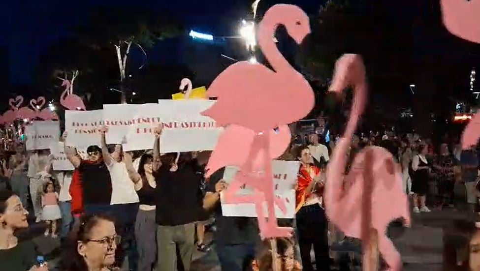 Dita e 38 e protestës në Tiranë, tubuesit marshojnë pas fjalimeve te Kryeministria