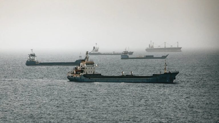 Sulmet e SHBA ndaj Iranit godasin tregjet: nafta ngjitet mbi 76 dollarë për fuçi