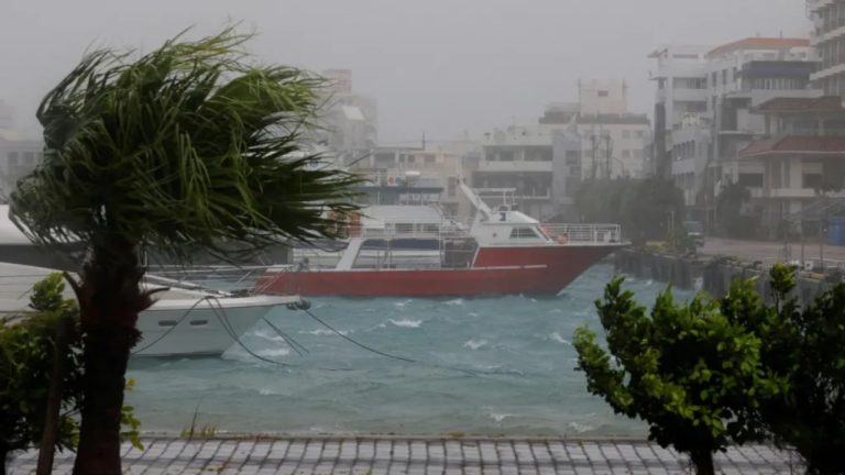 Tajfuni Bavi drejt Kinës, qindra mijëra të evakuuar pas alarmit për përmbytje