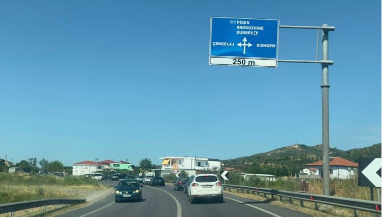 Aksident i ri në Peqin-Rrogozhinë, një drejtues në spital pas përplasjes pranë Gjocajt