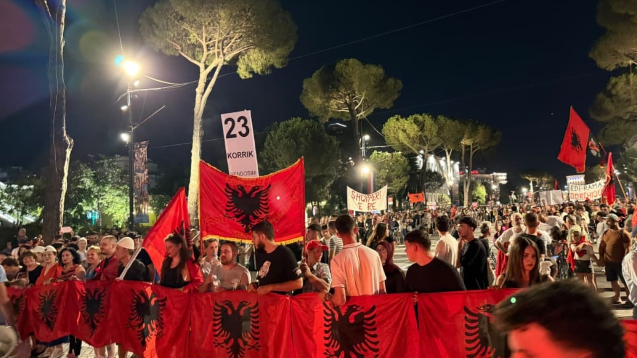 Protesta në Tiranë, qytetari ndalohet pranë makinës së Ramës; thirret tubim para Kuvendit