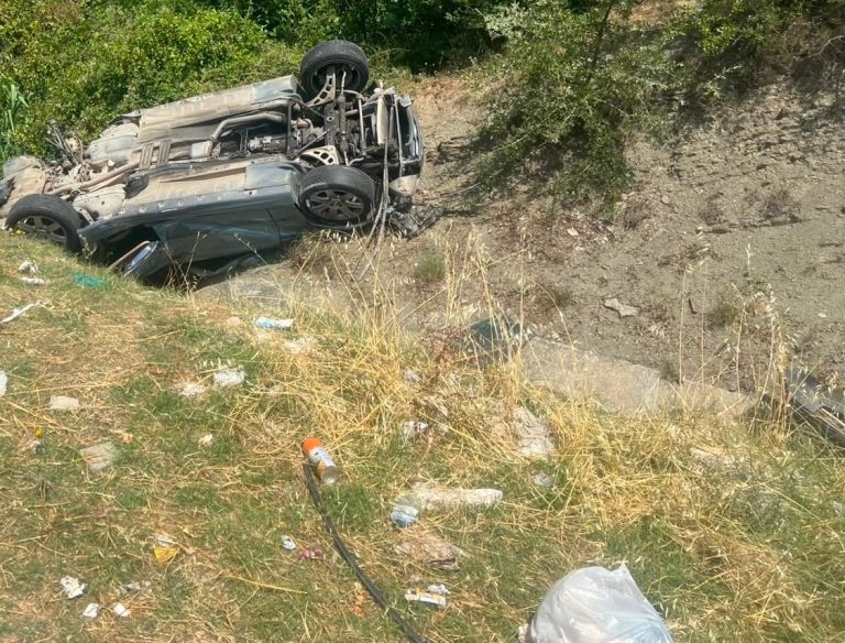 Aksident i rëndë pranë Gramshit, makina del nga rruga dhe përmbyset: dy të plagosur