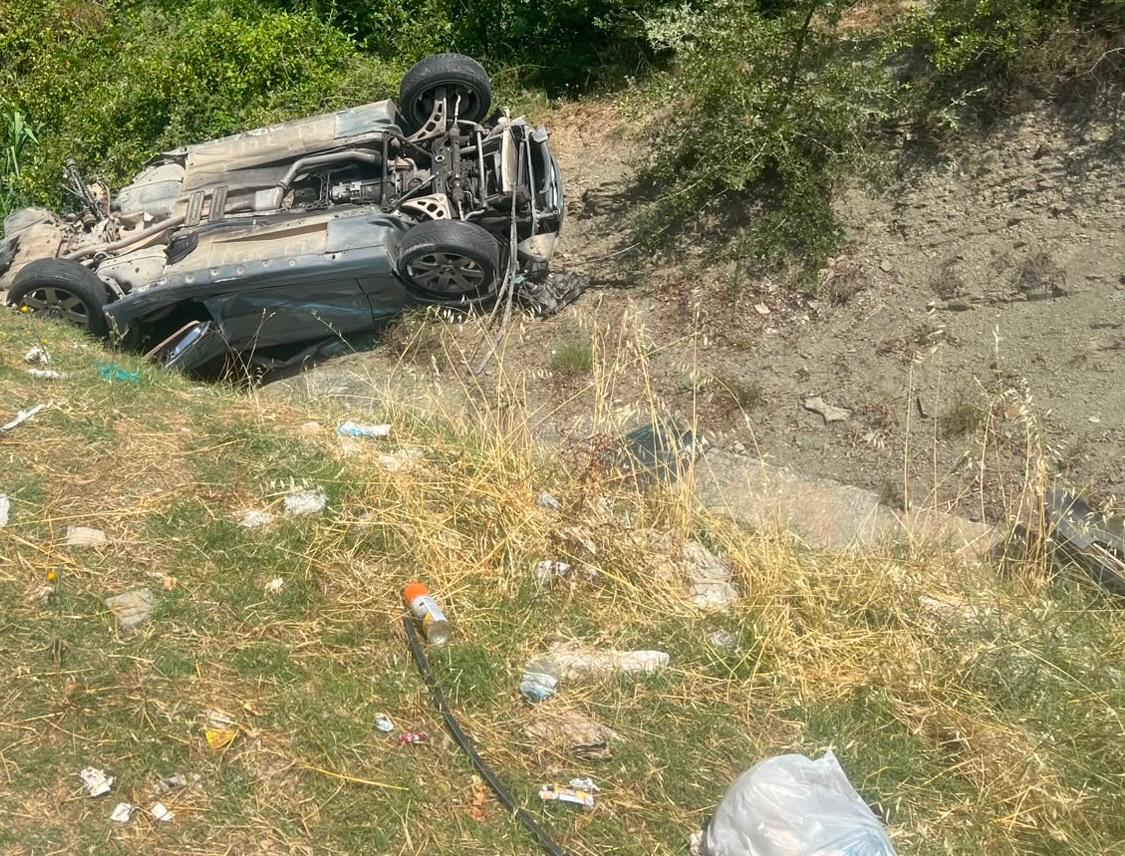 Aksident i rëndë pranë Gramshit, makina del nga rruga dhe përmbyset: dy të plagosur