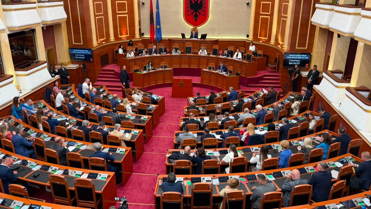 Përplasje në Kuvend pas ndryshimit të rendit të ditës, Berisha sulmon Peleshin për Kushtetutën