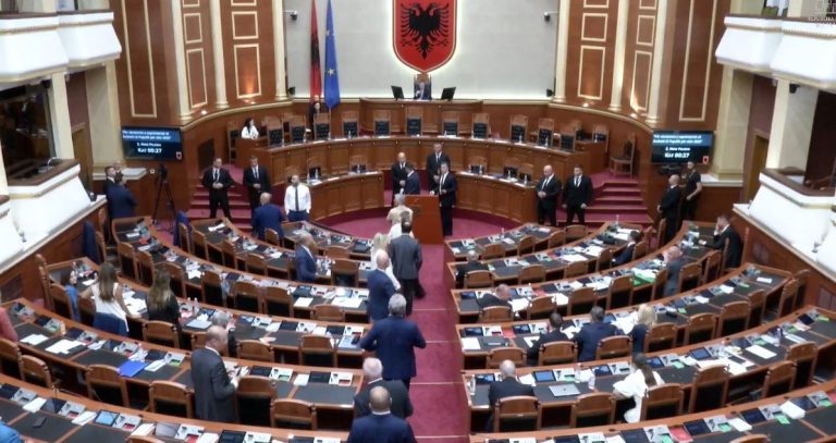 Tensione në Kuvend, PD bllokon foltoren dhe ndërpriten punimet për raportimin e Avokatit të Popullit