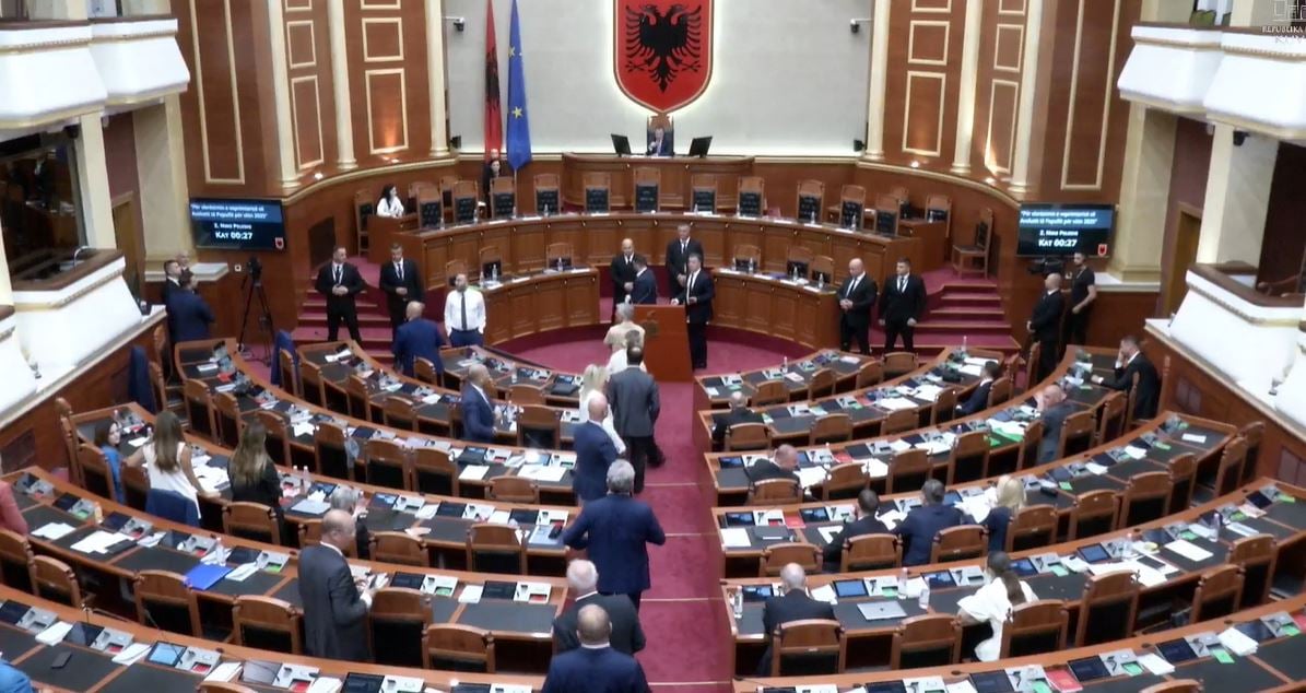 Tensione në Kuvend, PD bllokon foltoren dhe ndërpriten punimet për raportimin e Avokatit të Popullit