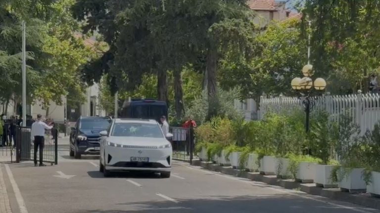 Tensione te Kuvendi: deputetet hyjne nga dera e pasme, protestuesit godasin me veze makinat