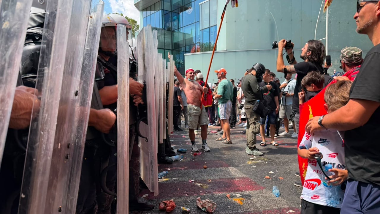 Protestë te Kuvendi gjatë seancës plenare, vezë e shishe ndaj policisë jashtë godinës