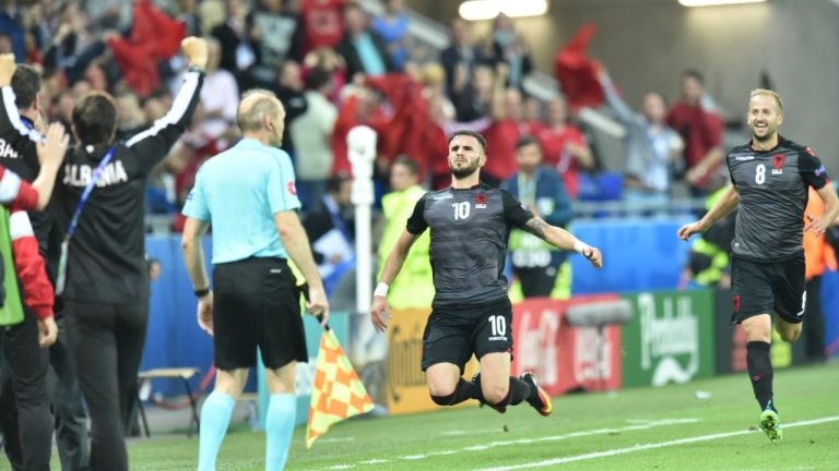 Armando Sadiku rikthen rrugëtimin në futboll, nga pezullimi te goli historik me Shqipërinë