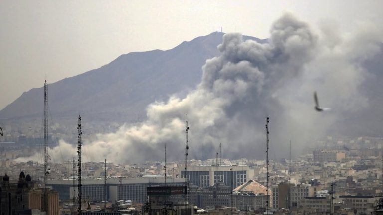Përshkallëzohet konflikti SHBA-Iran, goditje me raketa ndaj Teheranit dhe kërcënime të reja
