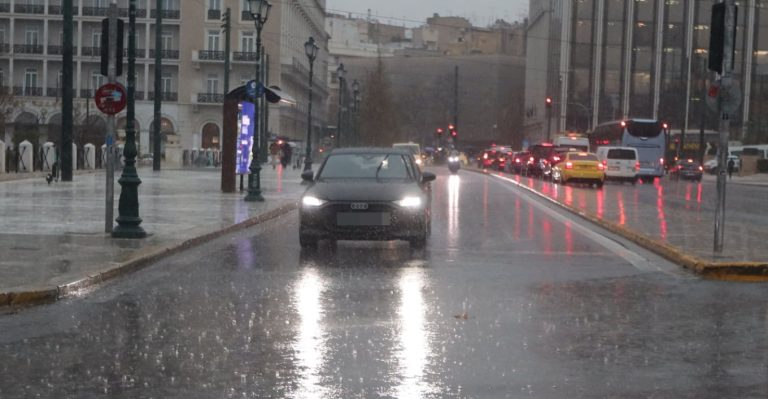 Stuhi e fortë në Greqi, Athina nën reshje dhe rrufe; raportohen mbi 100 mijë shkarkime