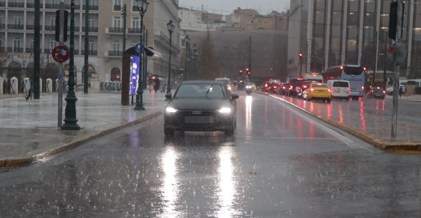 Stuhi e fortë në Greqi, Athina nën reshje dhe rrufe; raportohen mbi 100 mijë shkarkime