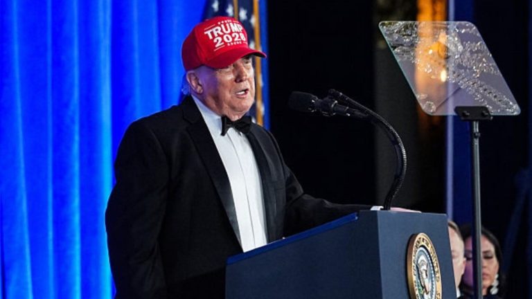 Trump del me kapelën “Trump 2028” dhe flet për “mandat të katërt”, por Kushtetuta e ndalon