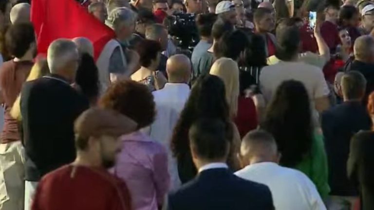 57 ditë protestë para Kryeministrisë, tubuesit kërkojnë dorëheqje dhe qeveri teknike