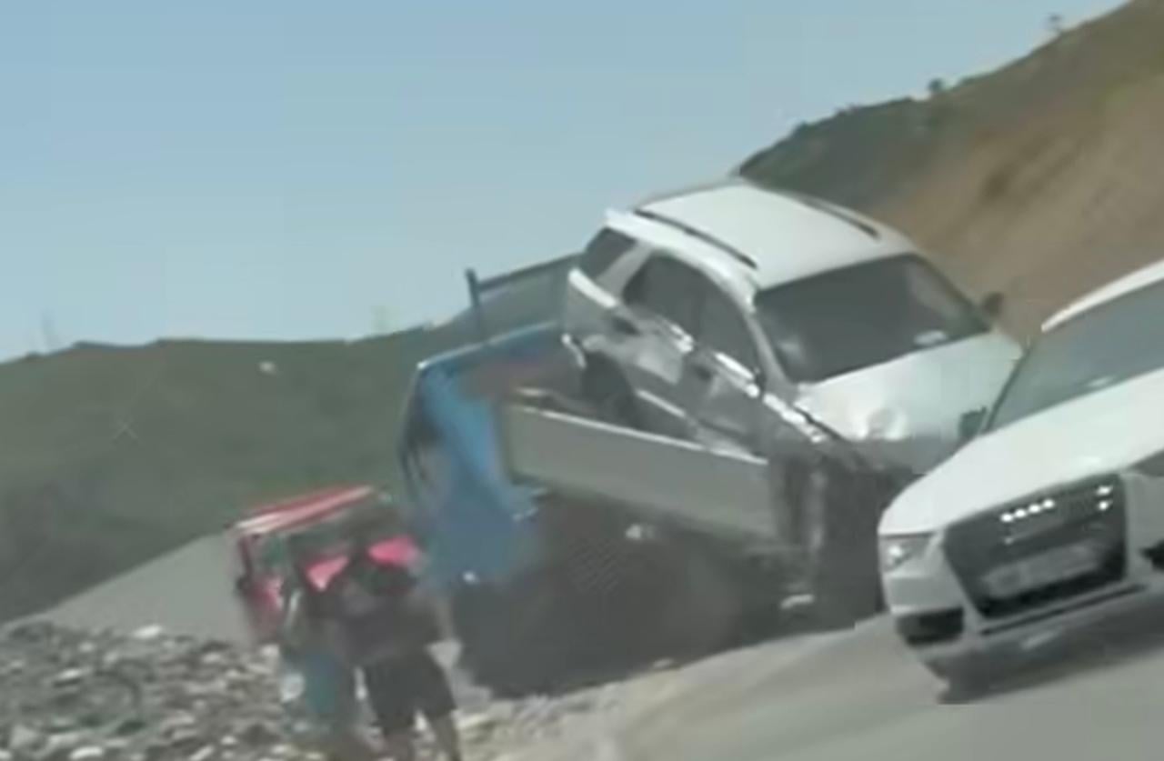 Aksident në Librazhd-Elbasan, përplaset karrotreci që transportonte një makinë me defekt