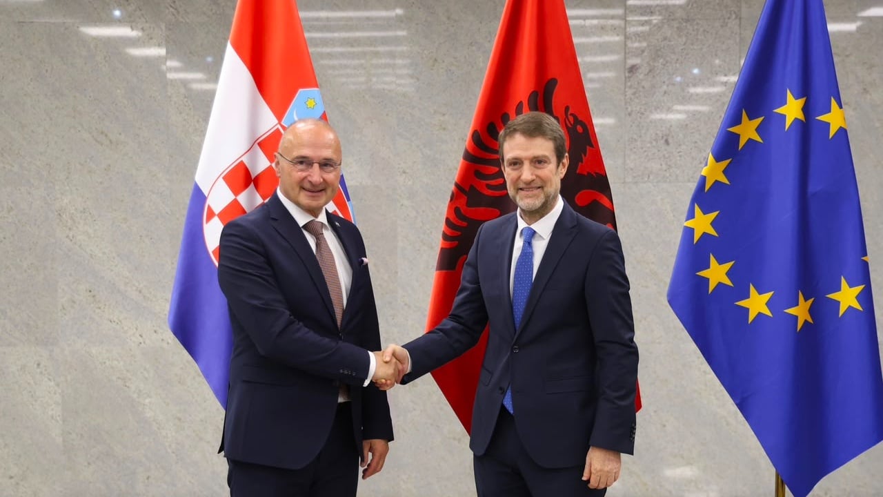 Hoxha i përgjigjet Vuçiçit nga Tirana: Retorika nacionaliste nuk e tërheq rajonin pas