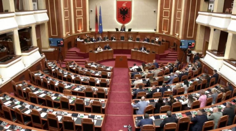 Kuvendi miraton huanë 302 mln dollarë për mbrojtjen, pa opozitën dhe larg mediave