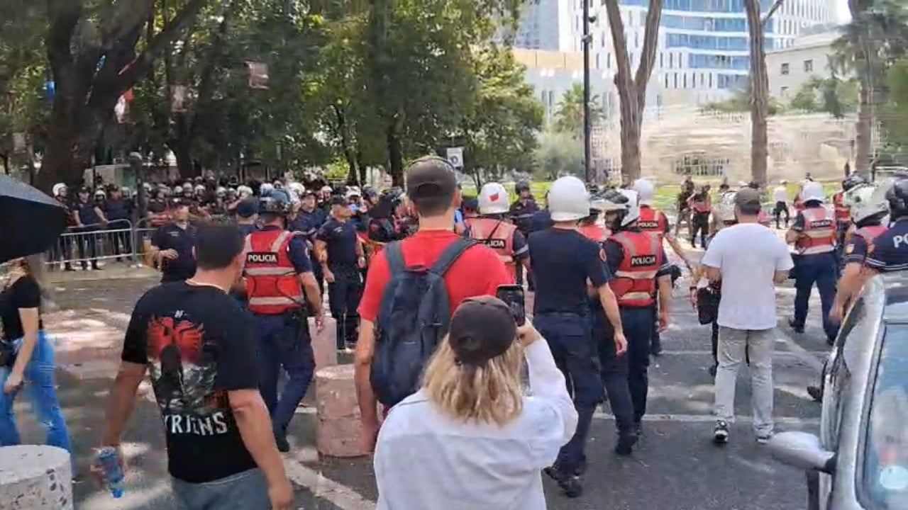 Pas tensioneve te protesta para Kuvendit, nje pjese e protestuesve niset drejt Komisariatit nr. 1