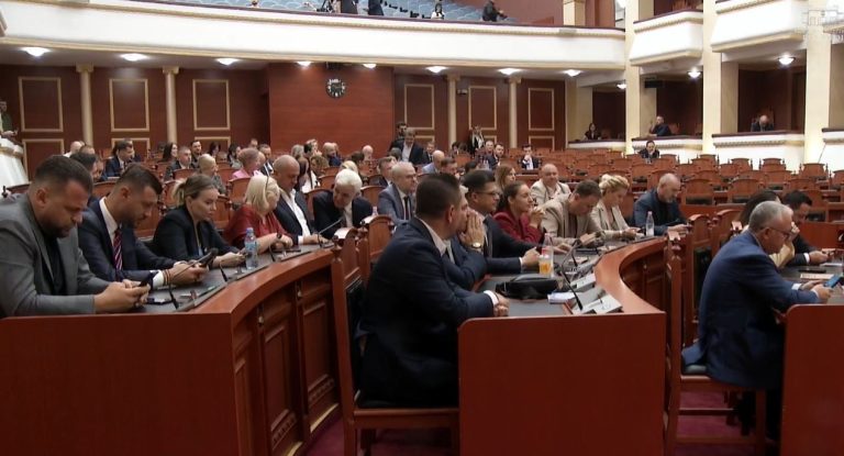Përplasje te Kuvendi dhe seanca e fundit plenare, protestuesit tentojnë të thyejnë kordonin