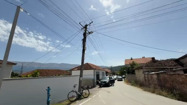 Pogradec, humb jetën një elektricist në Zërvaskë gjatë riparimit të një linje me defekt