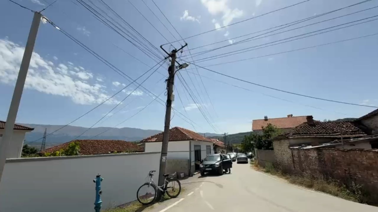 Pogradec, humb jetën një elektricist në Zërvaskë gjatë riparimit të një linje me defekt