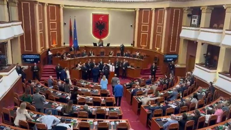 Tensione në Kuvend për huanë 302 mln USD me SHBA-në, opozita kërkon transparencë