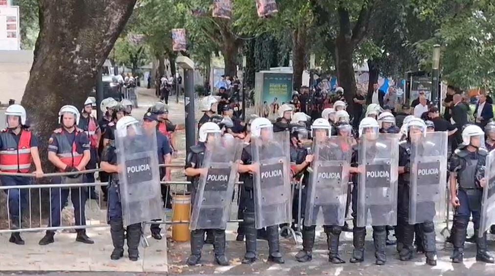 Tensione te Kuvendi: proteste para Parlamentit, polici ne gatishmeri per incidentet