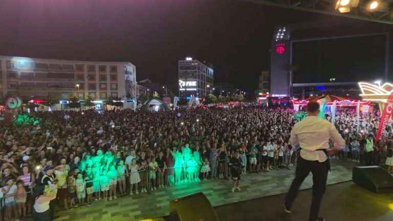 “Verë dhe Portokalle” në Fier, sheshi mbushet për natën verore të humorit