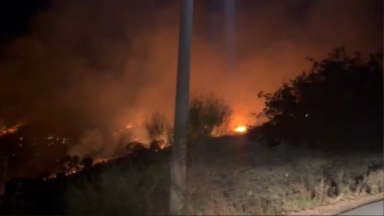 Zjarr pranë hyrjes së Ksamilit, flakët afrohen te një resort në orët e para të mëngjesit
