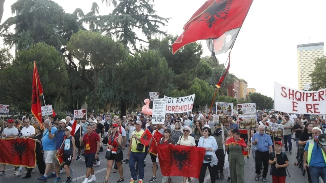 Dita e 59 e protestës në Tiranë, marshim dhe thirrje për dorëheqjen e Edi Ramës