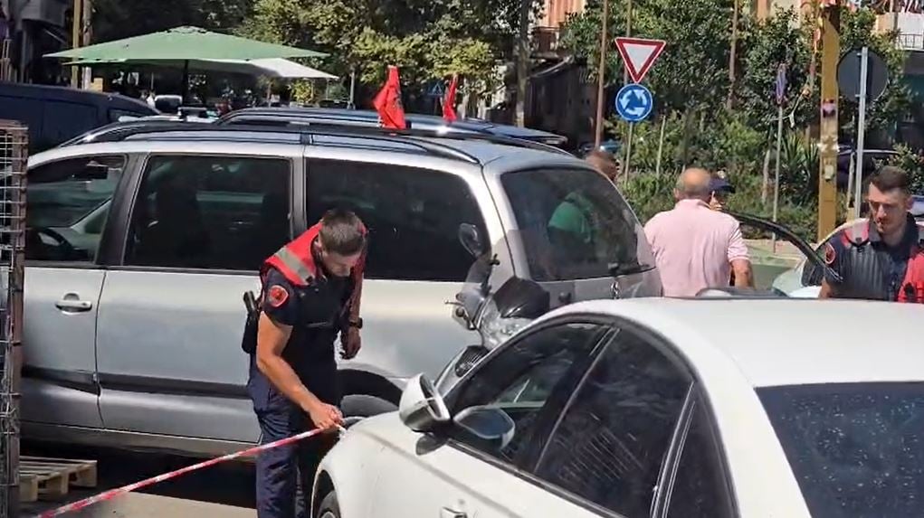 Sherr mes të rinjve në Durrës pranë sheshit “Pranvera”, një i plagosur përfundon në spital
