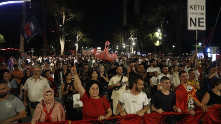 Dita e 60-të e protestës në Tiranë, kërkohet qeveri teknike 12-mujore dhe largimi i Ramës