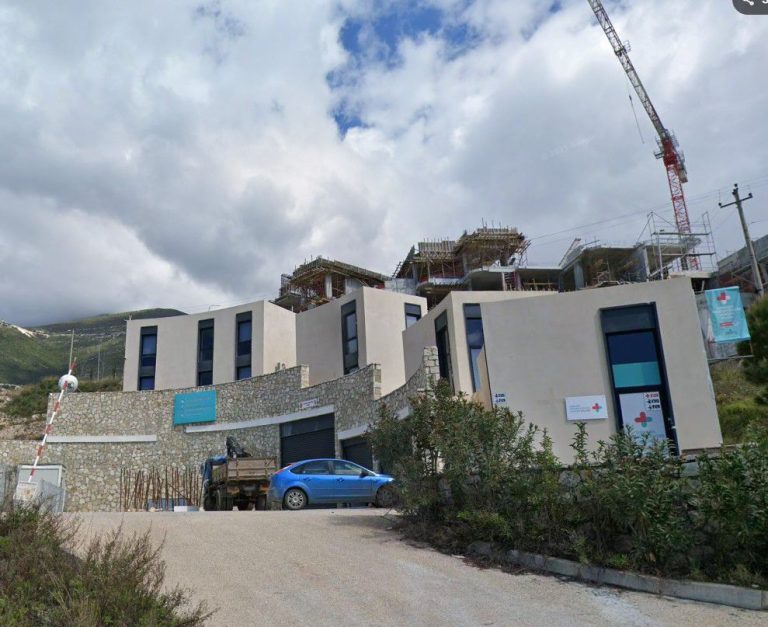 Qeveria dhuron trojet e postave të policisë në Dhërmi dhe Palasë