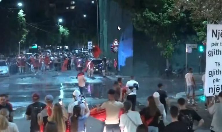 Tensione para Komisariatit nr. 3, protestuesit kërkojnë lirimin e të ndaluarve
