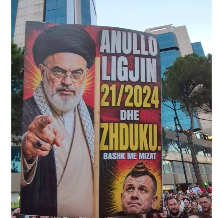 Protesta e 35-të në Tiranë, simbolika dominon tubimin me instalacione dhe mesazhe kundër Ramës