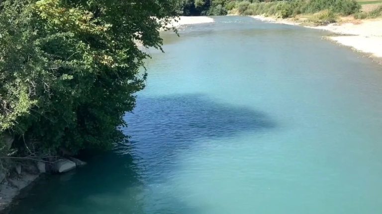 Tragjedi në Berat, 15-vjeçari humb jetën pasi u fut në lumë për t’u freskuar
