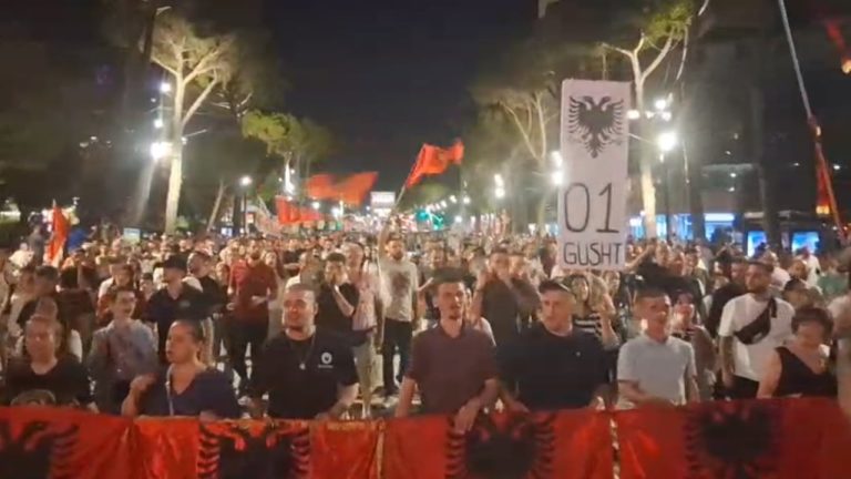 62 ditë protestë në Tiranë, marshim në bulevard dhe thirrje për tubim kombëtar