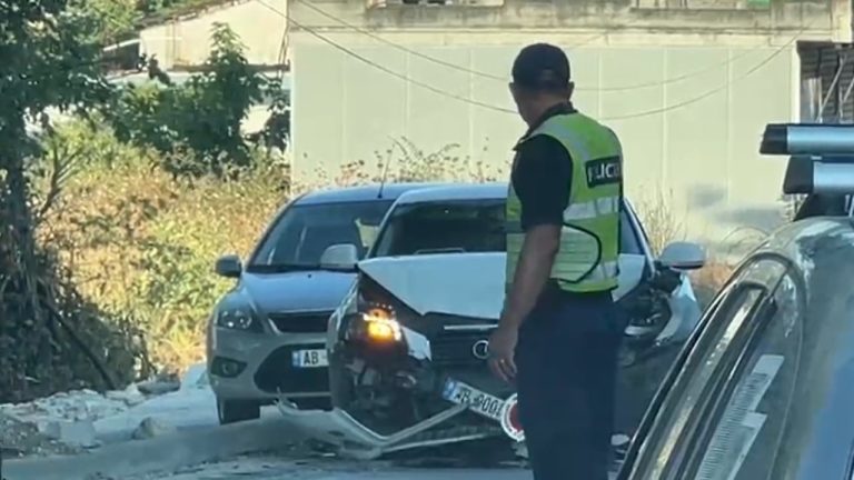 Aksident në Fier-Patos, përplasen dy makina te “Çezma e Mbyetit”, plagoset një drejtues