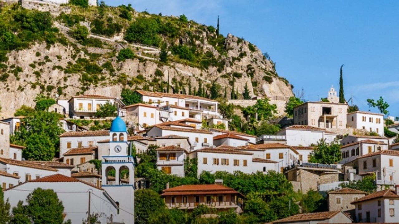 Forbes përfshin Shqipërinë mes destinacioneve për pensionistët amerikanë në 2026