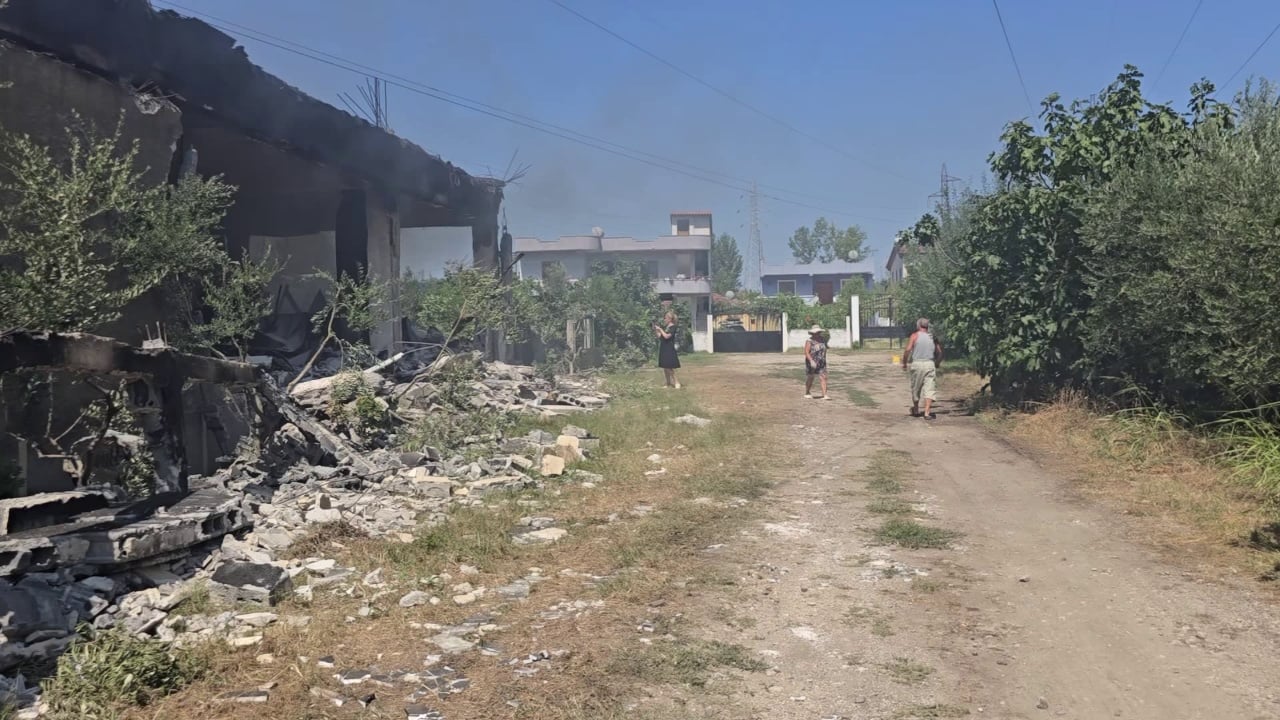 Zjarri në Shkozet ende aktiv, tym toksik mbi banesa dhe pa dëmshpërblim për familjet