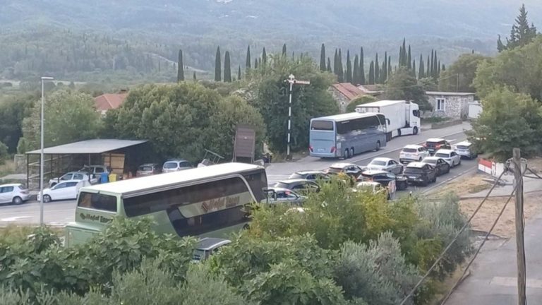 Kaos në kufirin Mali i Zi-Kroaci, pritje deri në 10 orë e kolona 20 km, mes tyre edhe shqiptarë