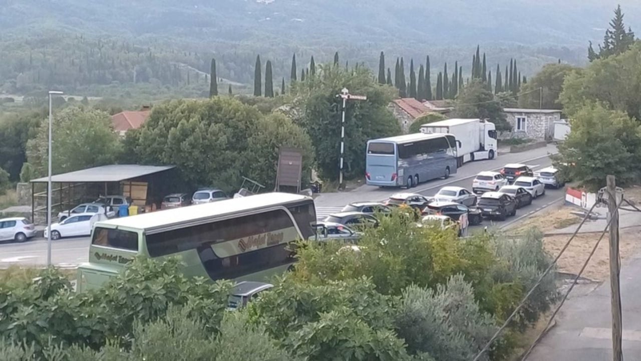 Kaos në kufirin Mali i Zi-Kroaci, pritje deri në 10 orë e kolona 20 km, mes tyre edhe shqiptarë