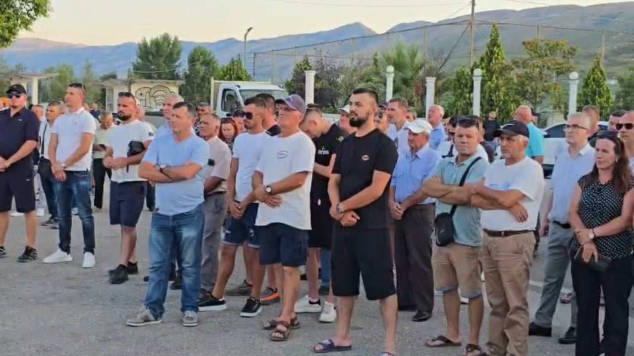 Protestë në Selenicë kundër shkrirjes së bashkisë, banorët dorëzojnë peticionin