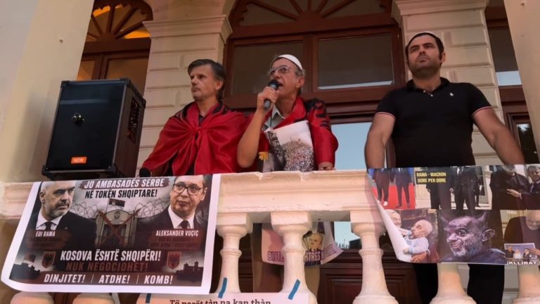 Protestë në Shkodër kundër konsullatës serbe, qytetarët i kërkojnë qeverisë të tërhiqet