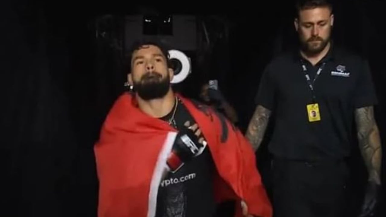 “Vritini shqiptarët” në UFC Beograd, thirrje urrejtjeje gjatë hyrjes së Dennis Buzukjas me flamurin kuqezi