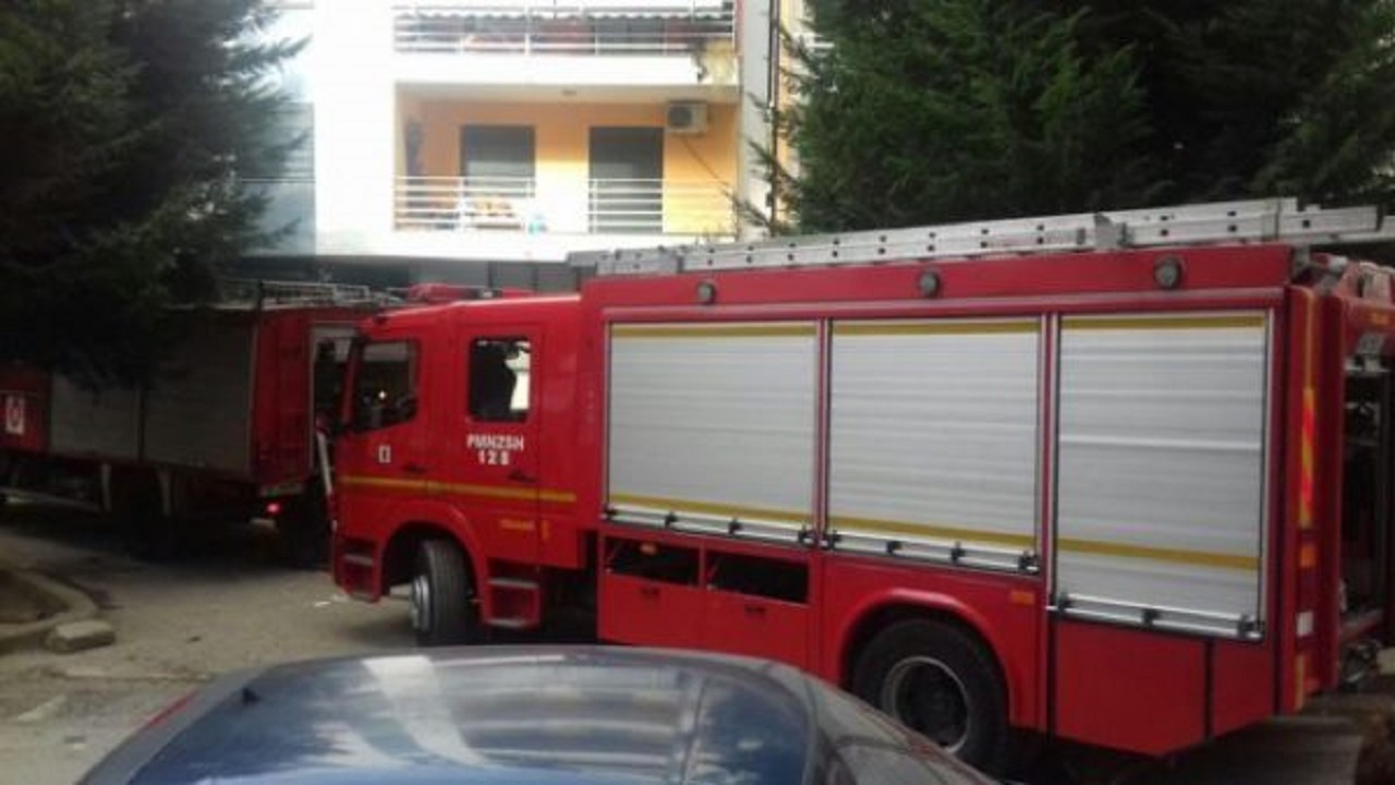 Zjarr në Berat, digjet magazina me materiale bujqësore, shpëton banesa dykatëshe